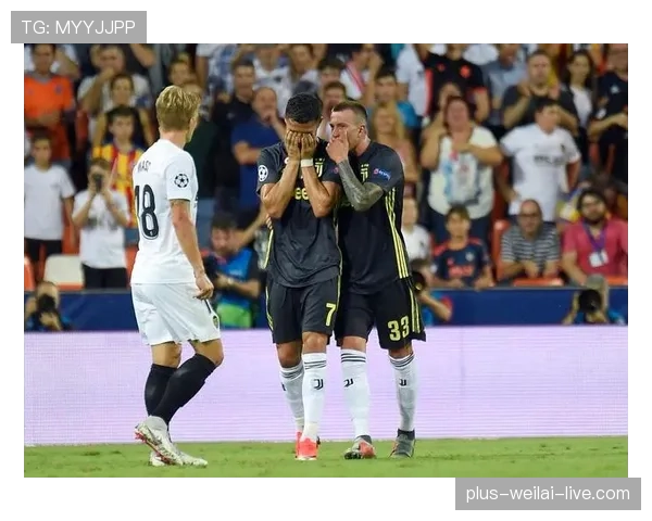 为什么这张红牌判罚让全场哗然？规则到底怎么定的