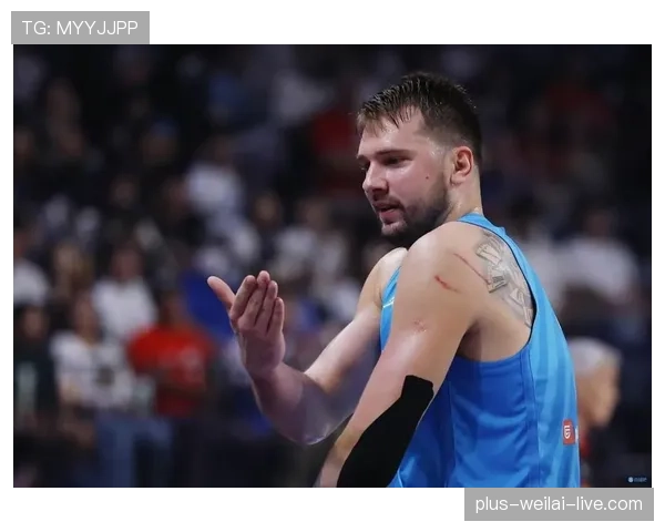 东契奇光鲜赛场下居然这么慵懒，见过他床头柜乱成那样的吗？